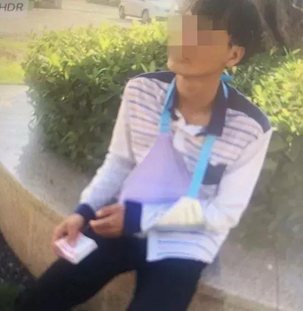 男子骑车摔伤司机送医药费,骑自行车把人撞骨折被索赔10万