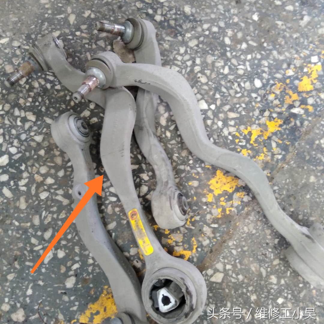 宝马525走平路底盘异响怎么回事,16年宝马525底盘松散异响怎么解决