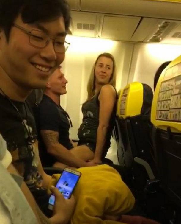 骇人听闻！女乘客当众脱裤，直接在飞机过道上尿尿！男乘客在机上“*飞机打**”！互不认识的乘客机上当众*爱做**做的事……简直刷三观