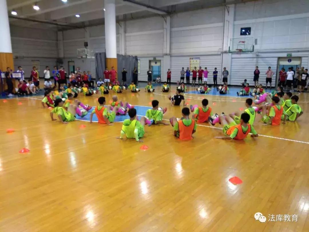 法库东湖二中体育教师屠强在全国青少年校园足球培训班上授课