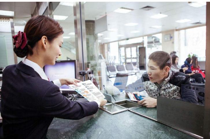 去银行取钱被问为什么,银行办金卡有什么好处和坏处