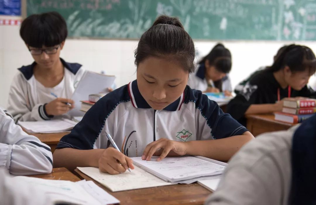 穿校服不好看怎么穿校服变得好看,怎样穿校服才能穿出不一样的感觉