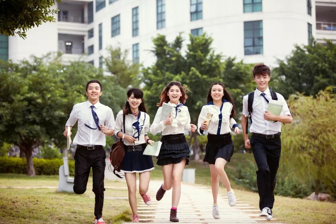 穿校服不好看怎么穿校服变得好看,怎样穿校服才能穿出不一样的感觉