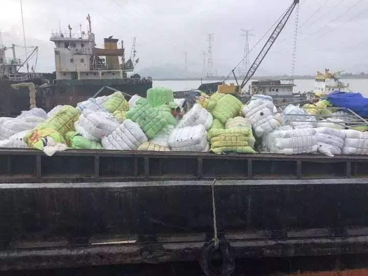 国外扔掉的旧衣服,外国垃圾场旧衣服