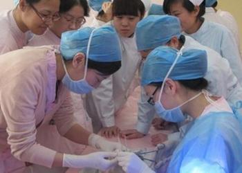 深夜产房生娃,临产孕妇在产房