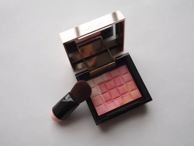 nars腮红液体和粉状,nars高潮腮红打在颧骨还是脸颊