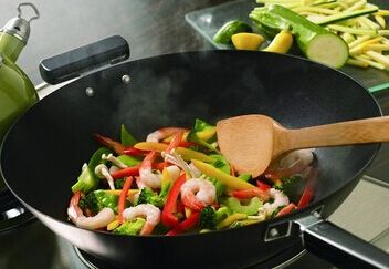 炒菜旧铁锅开锅方法,不粘锅的正确开锅方法家用铁锅