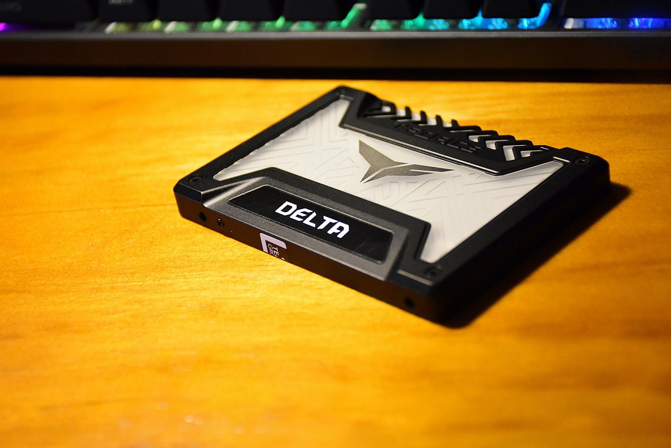 只有CPU不能RGB了！十铨 T-Force Delta RGB 250GB 固态硬盘开箱