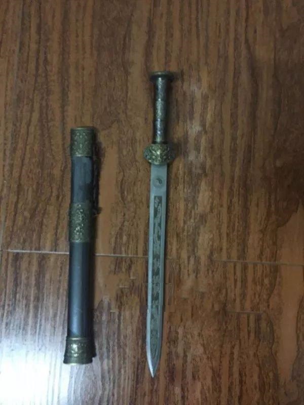 小伙吵架怕吃亏亮出宝剑，没等回鞘被警方刑拘