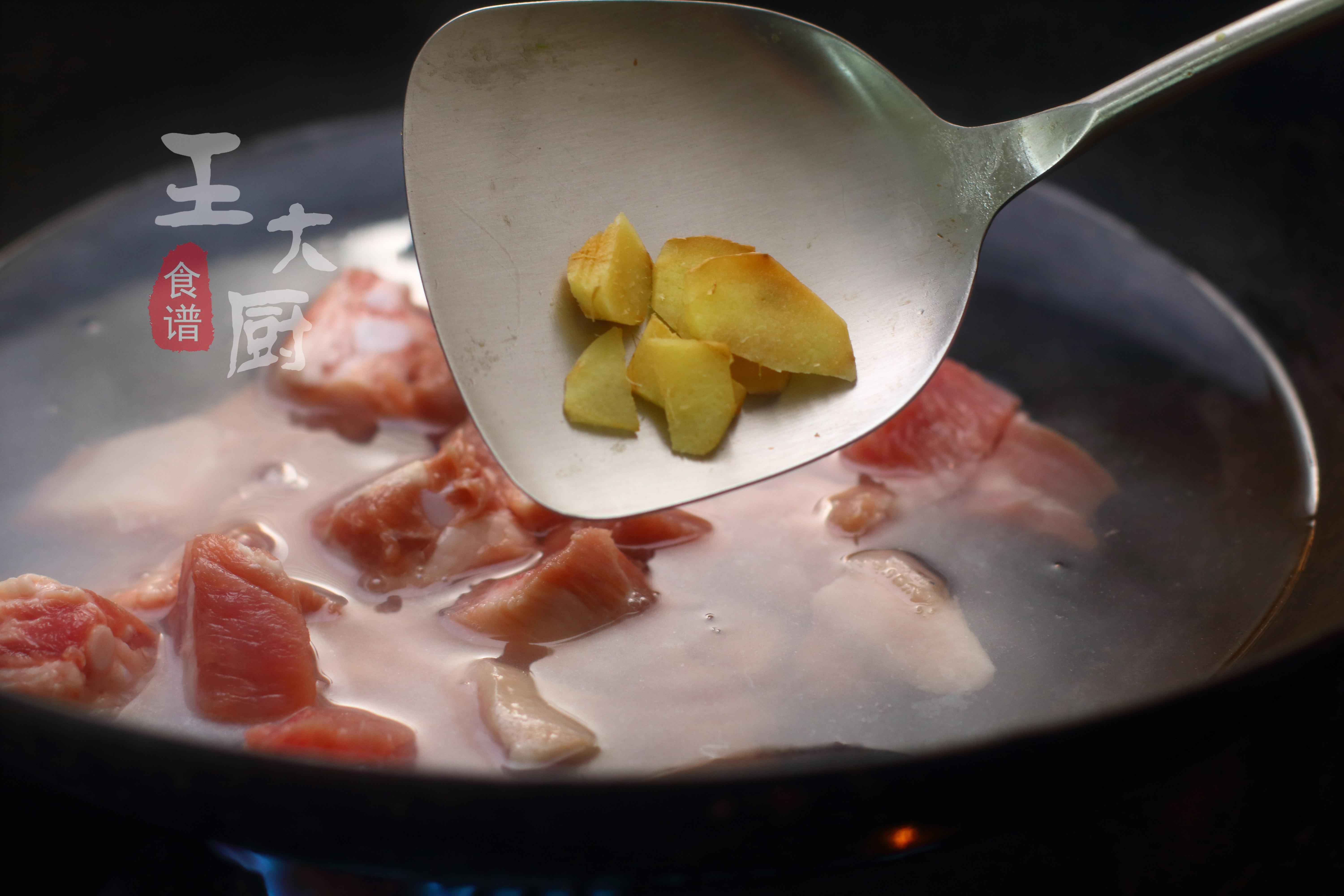 红烧排骨放土豆好吃还是不放好吃,红烧排骨的家常做法加土豆干香菇