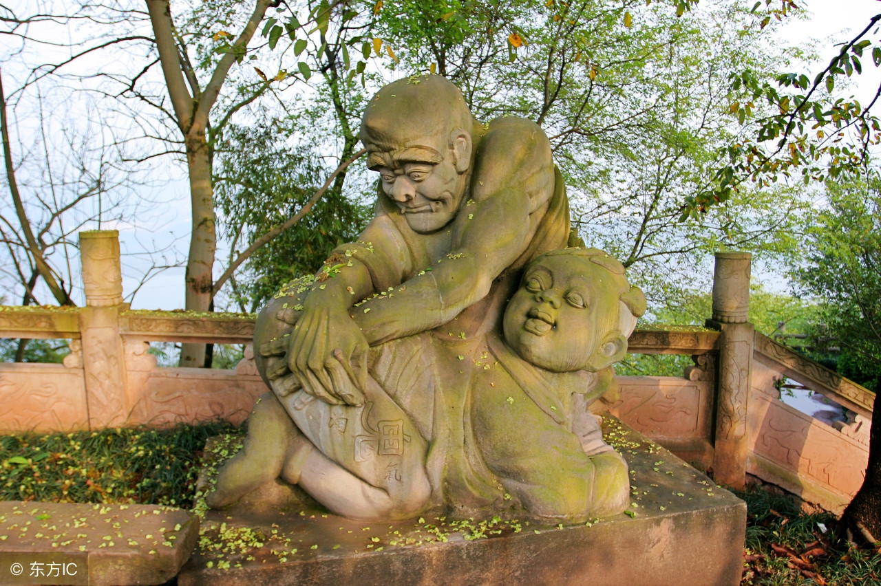 当地有个著名的丰都鬼城,鬼城阴曹地府探险