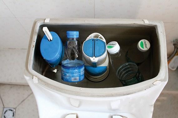 放在马桶水箱里清洁的小东西,马桶水箱里放个它省时省力又省钱
