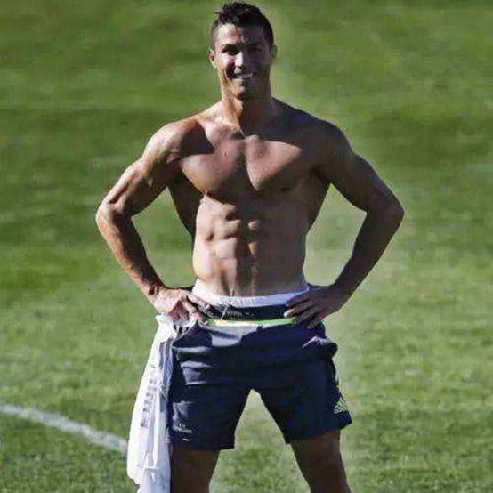 不仅仅是足球先生，这样的C罗让人不得不爱