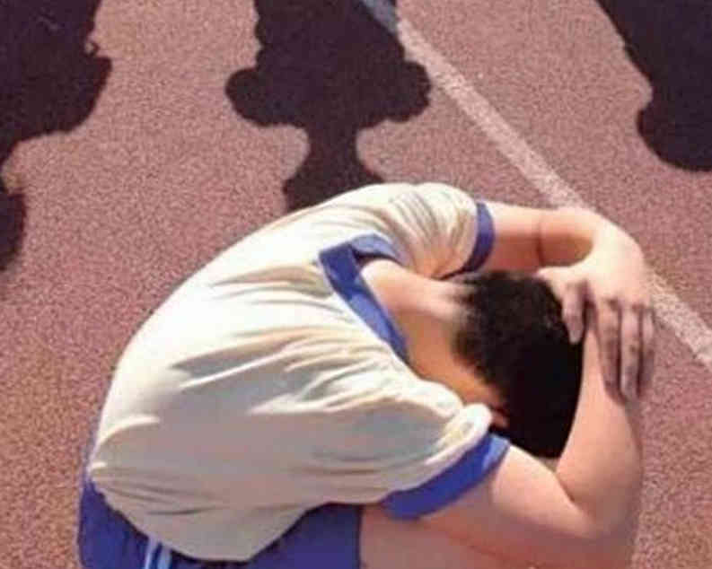 女儿赖床妈妈掀开被子,女儿睡觉到中午妈妈掀被子