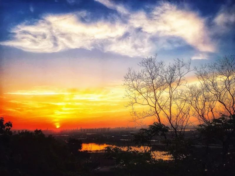 被绝美晚霞刷屏了,浙江绍兴雨后现绝美晚霞