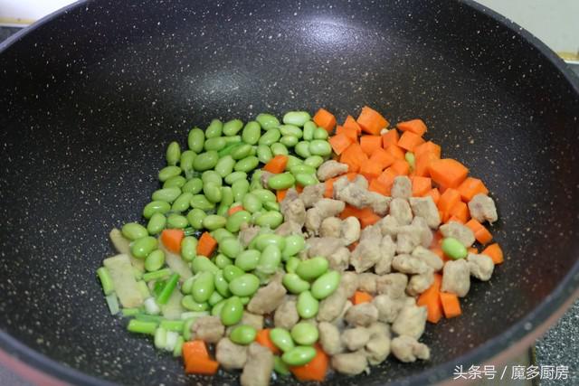 芹菜炒毛豆豆干的做法大全视频,鸡胸肉炒毛豆胡萝卜的家常做法