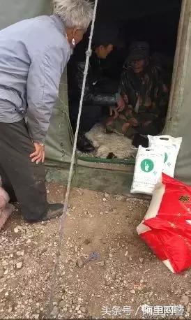 社区民警警民鱼水情,派出所民警慰问暖民心