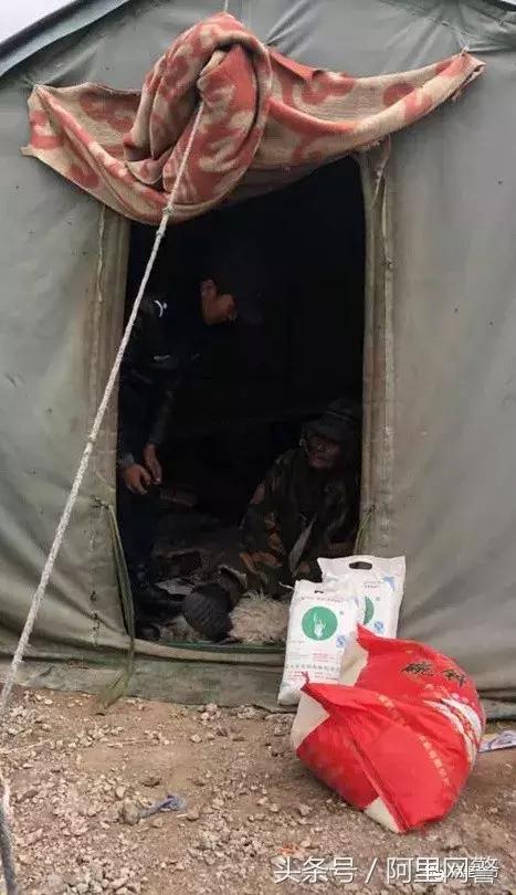 社区民警警民鱼水情,派出所民警慰问暖民心