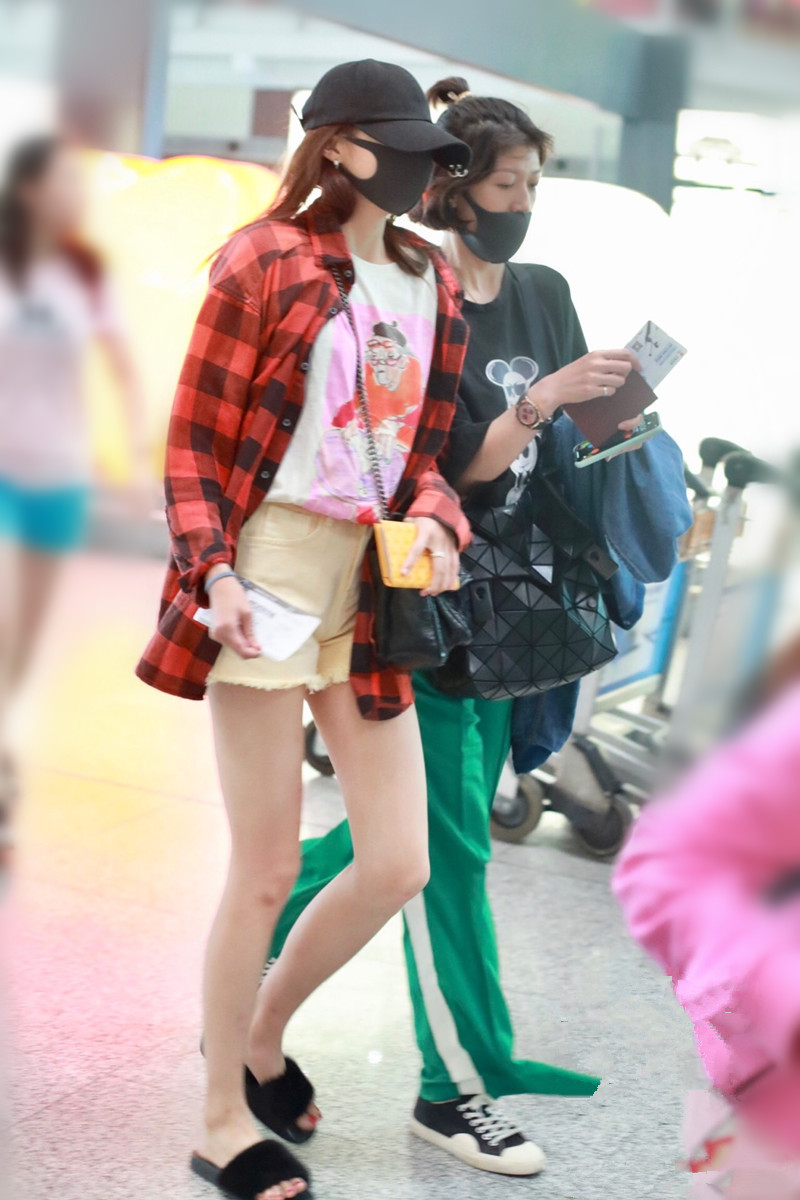 关晓彤礼服vs刘雯礼服 (刘雯关晓彤穿衣搭配)