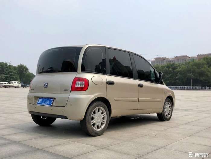前排可以坐三个人的货车,众泰六座mpv