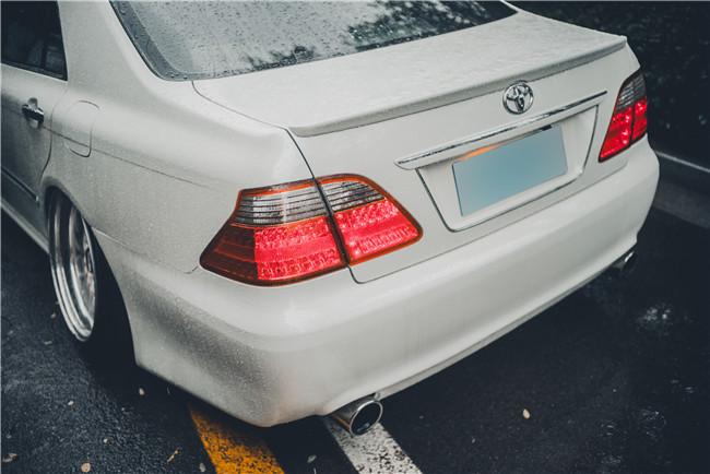 白外黑内反差强烈，为了成为VIP大佬车友竟将两部皇冠“合二为一”