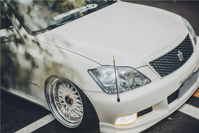 白外黑内反差强烈，为了成为VIP大佬车友竟将两部皇冠“合二为一”