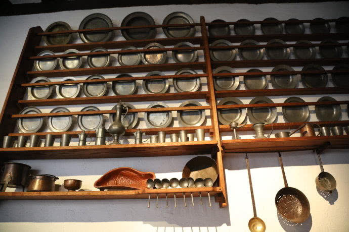 德国这个中世纪古堡,厕所正对餐厅,墙上挂着贞操带!