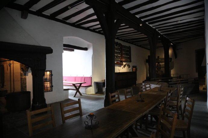 德国这个中世纪古堡,厕所正对餐厅,墙上挂着贞操带!