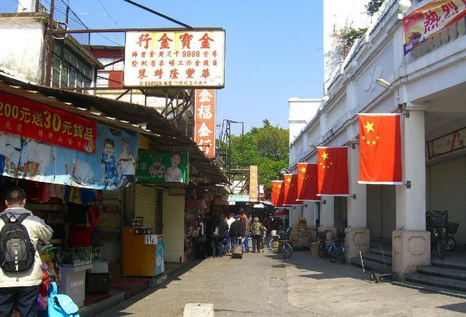 一条街，两种制度，里面有各种五大洲商品，但是要通行证才能进