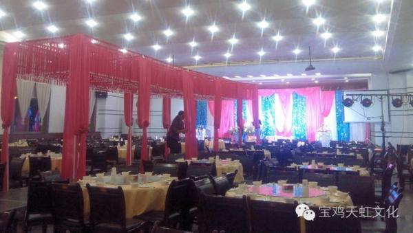 屋外婚礼策划布置现场,马路边婚礼策划布置现场