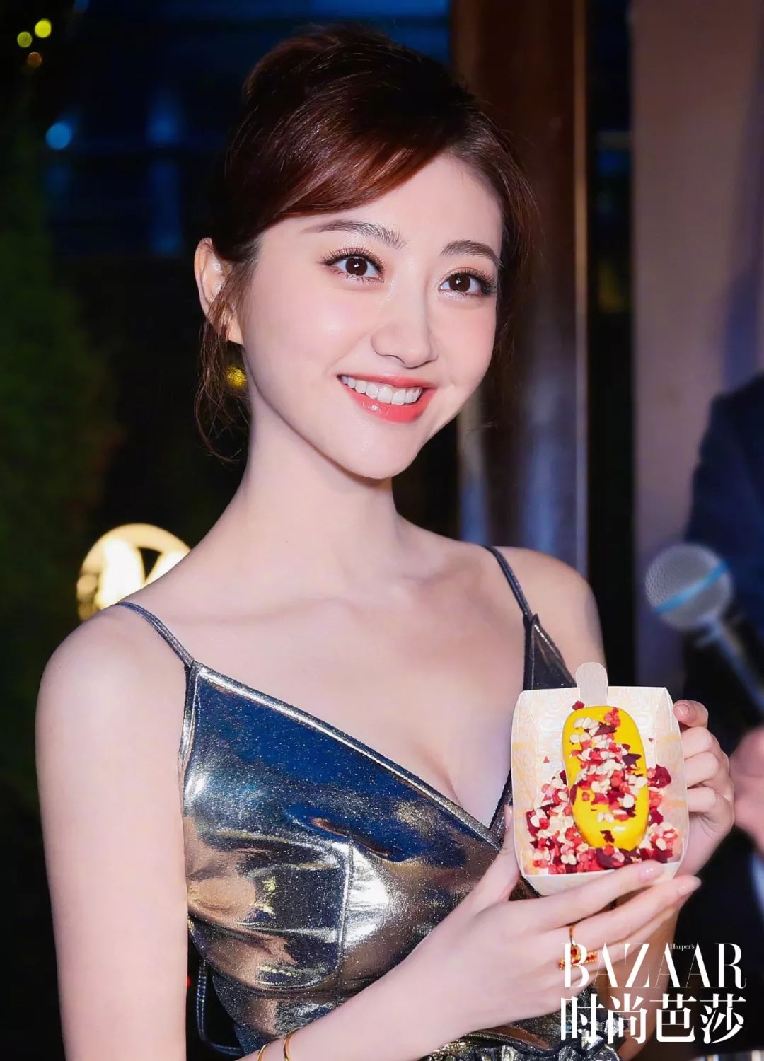 吴宣仪的牙齿有点龅,吴宣仪露牙龈笑图片