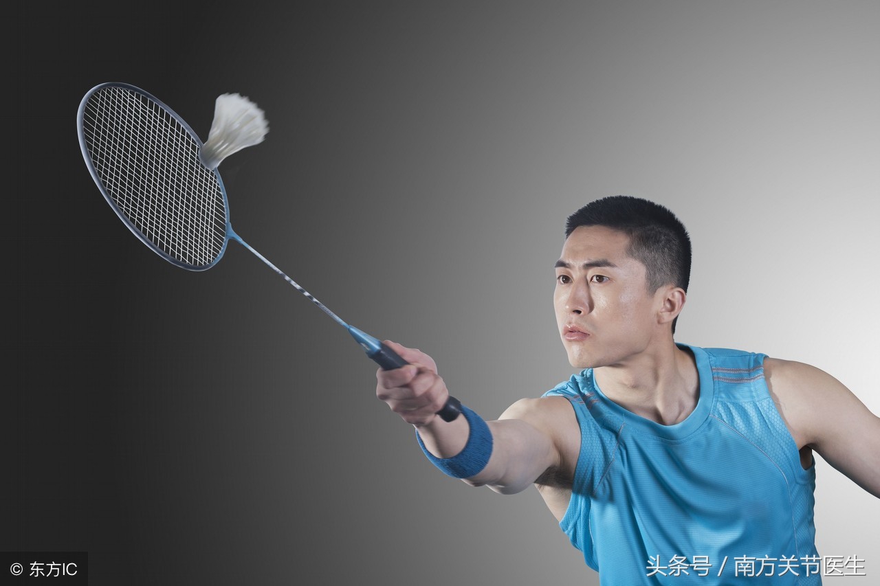 打羽毛球时扭伤脚,打羽毛球容易崴脚怎么办