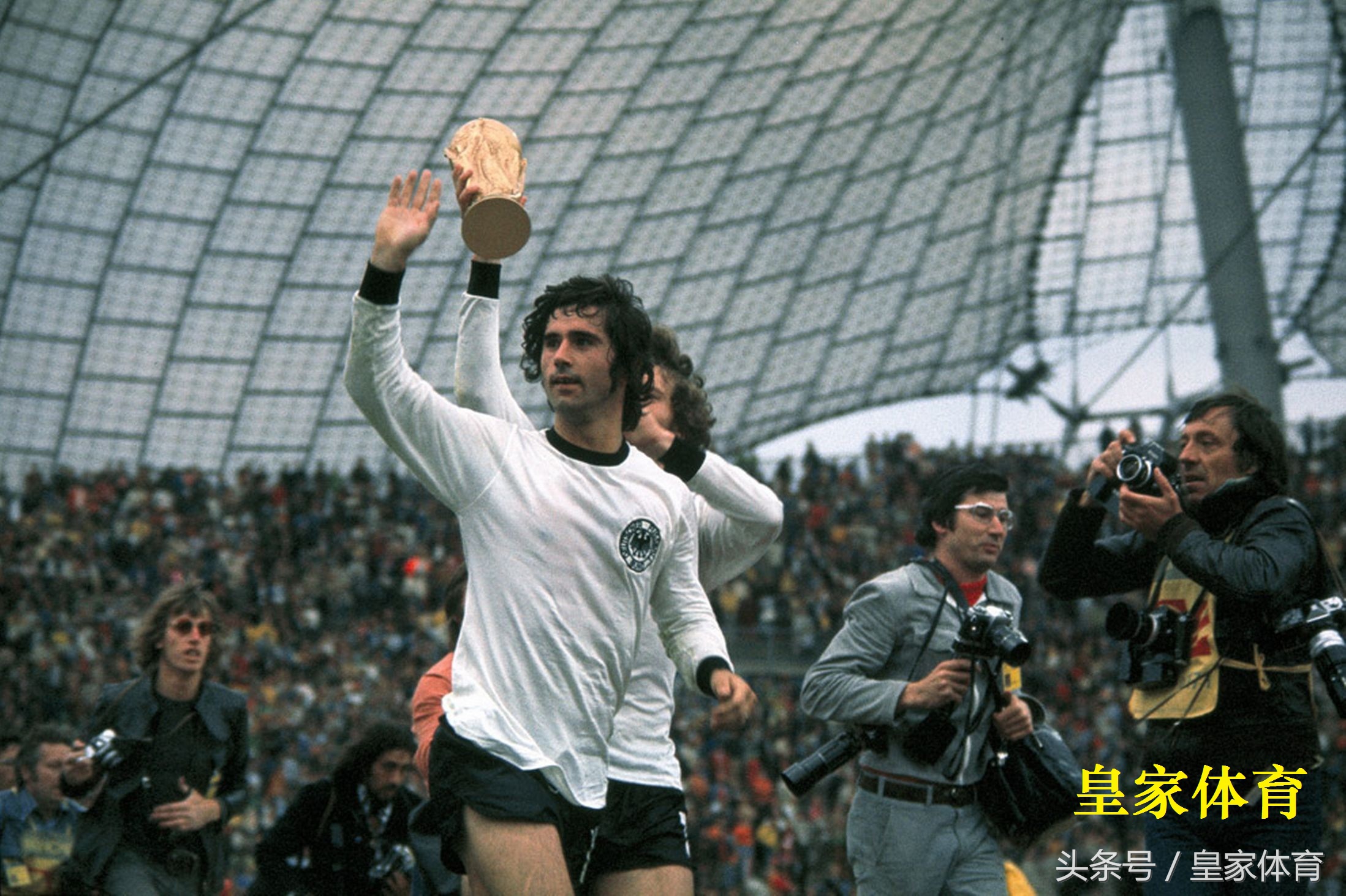 比梅西厉害的球星有哪些,比梅西更有名的足坛巨星