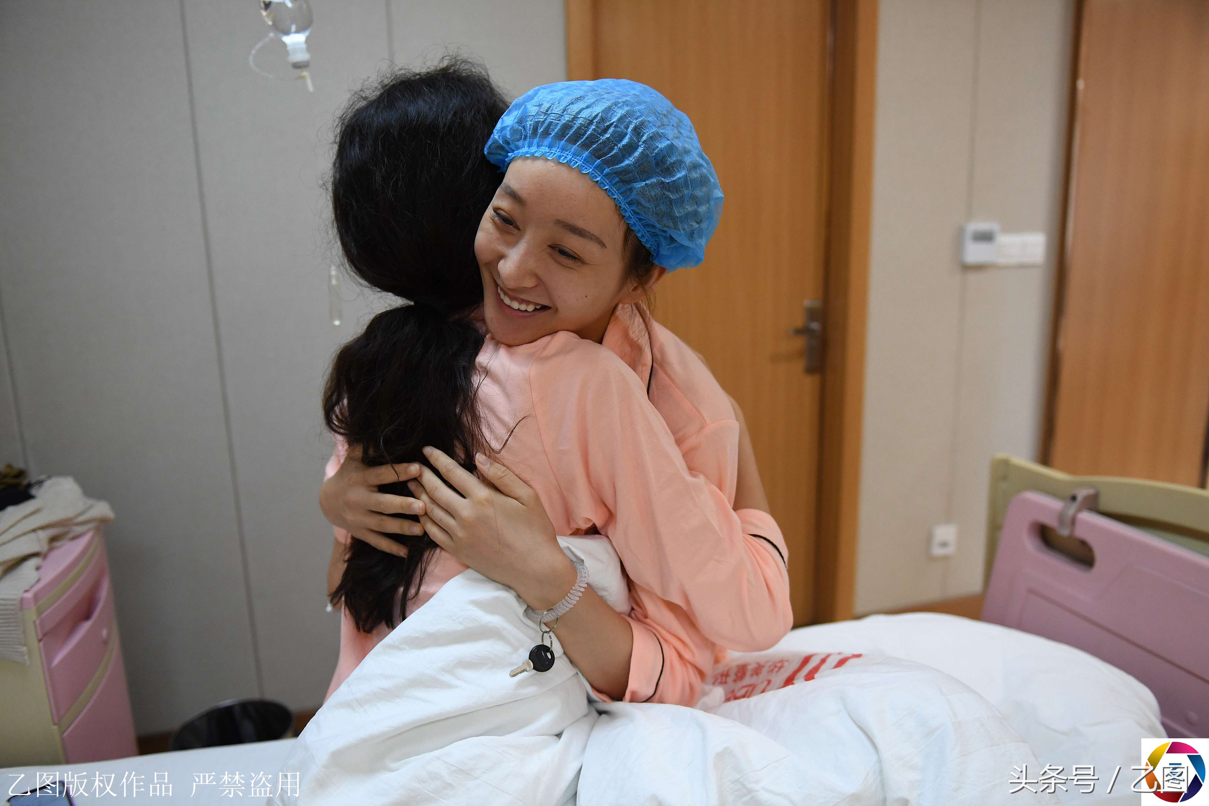 阅读量超6亿，用镜头救了140个困难家庭，从记者到自媒体网红咋炼