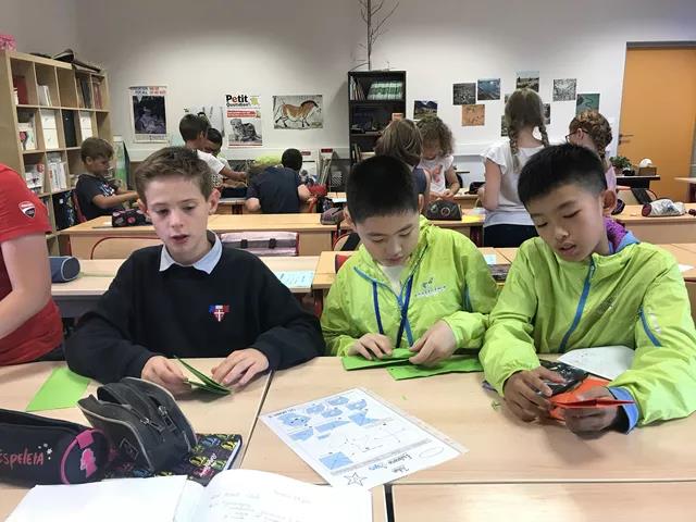 红遍整个欧坦市的草小西区学子，了解一下