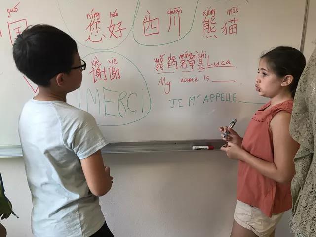 红遍整个欧坦市的草小西区学子，了解一下