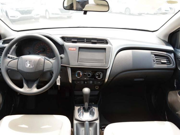 阳光朝气，节能经济，刚毕业的大学生适合买什么车呢？