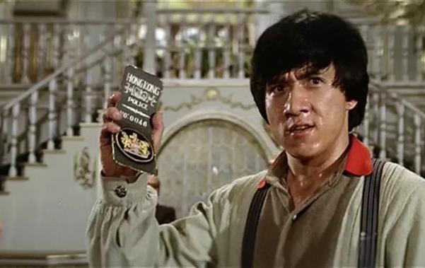 《A计划》贵人俱乐部缉拿逃犯，让我们看到了怎样不一般的成龙？