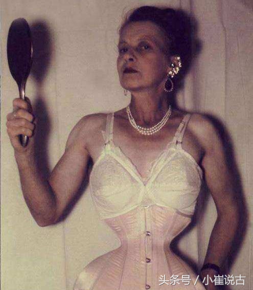 男权社会下的扭曲女性观,欧洲束腰和中国裹足