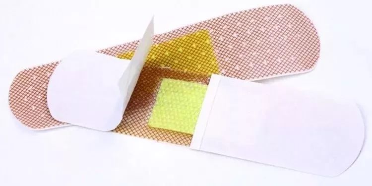 创可贴贴伤口上撕不下来太疼,创可贴适合大面积伤口吗