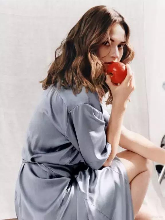 女孩穿上水晶鞋可以操控整个世界,穿上水晶鞋变成美女