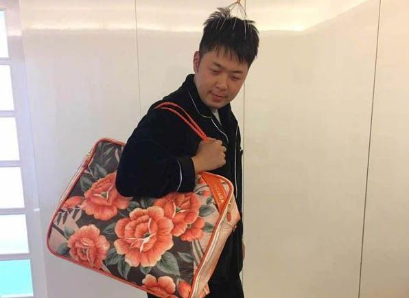 2万的编织袋？4千的塑料鞋？难道真是贫穷限制了我的审美？