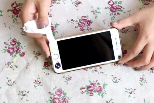 手机屏幕脏了怎么能擦干净,手机屏幕脏了用什么可以擦干净