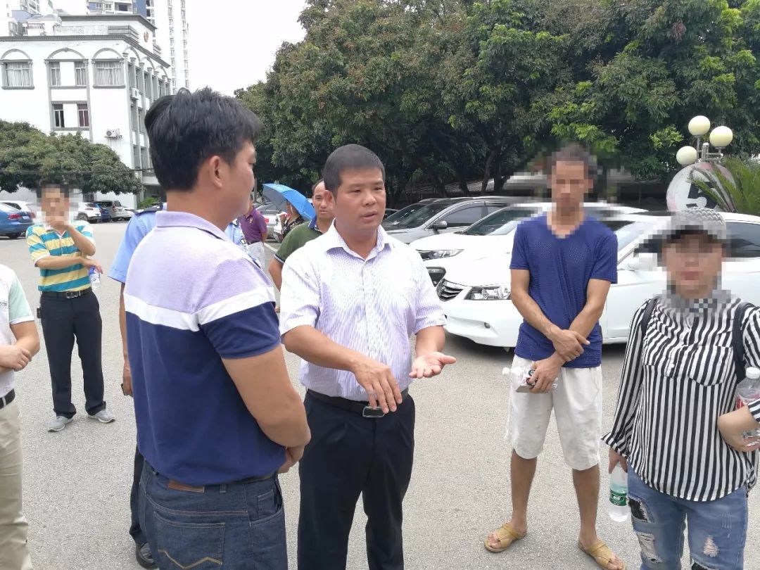 小区业主拉横幅用高音喇叭喊叫，发布不实视频，14人被拘！