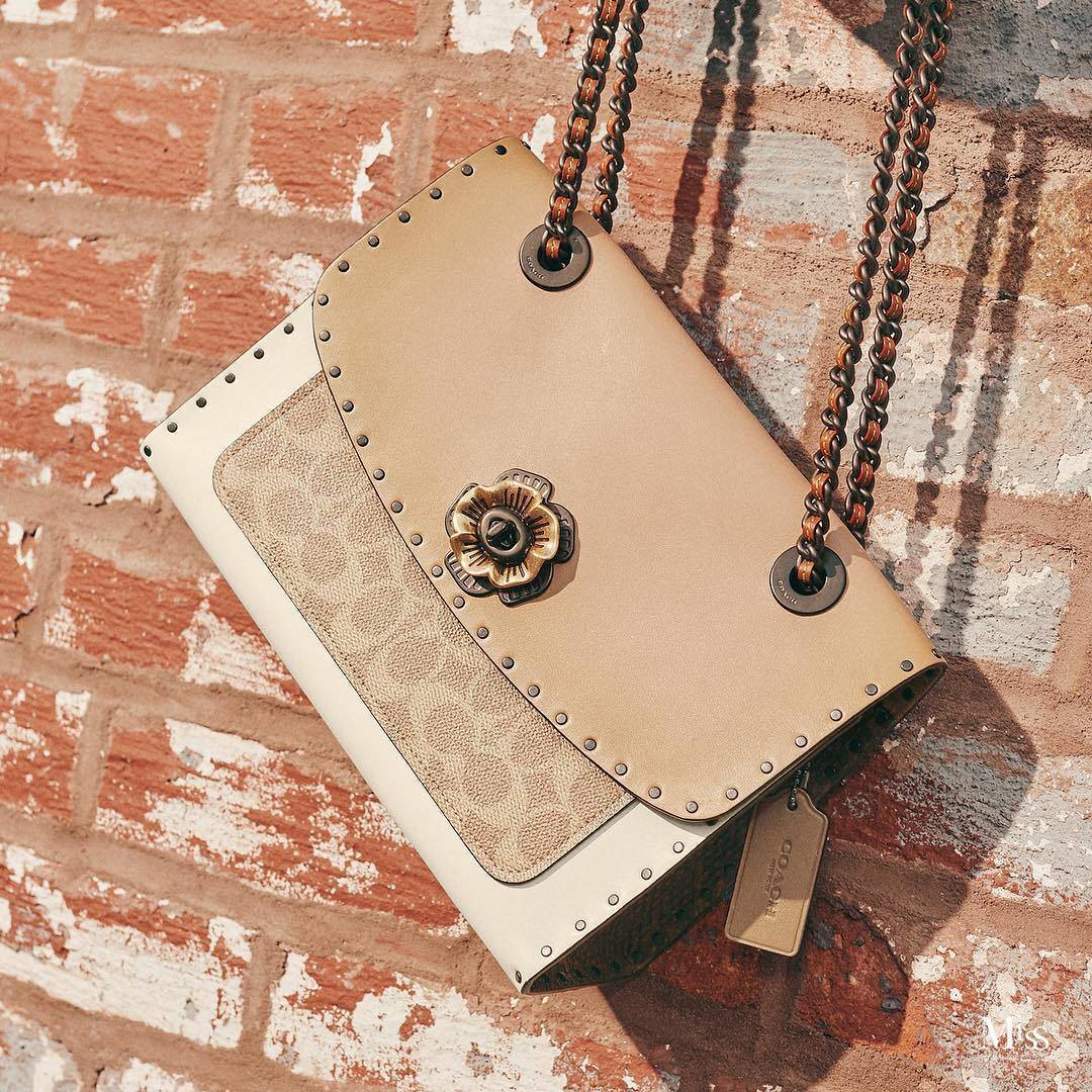 女人背包的姿态,姿态女生表情包