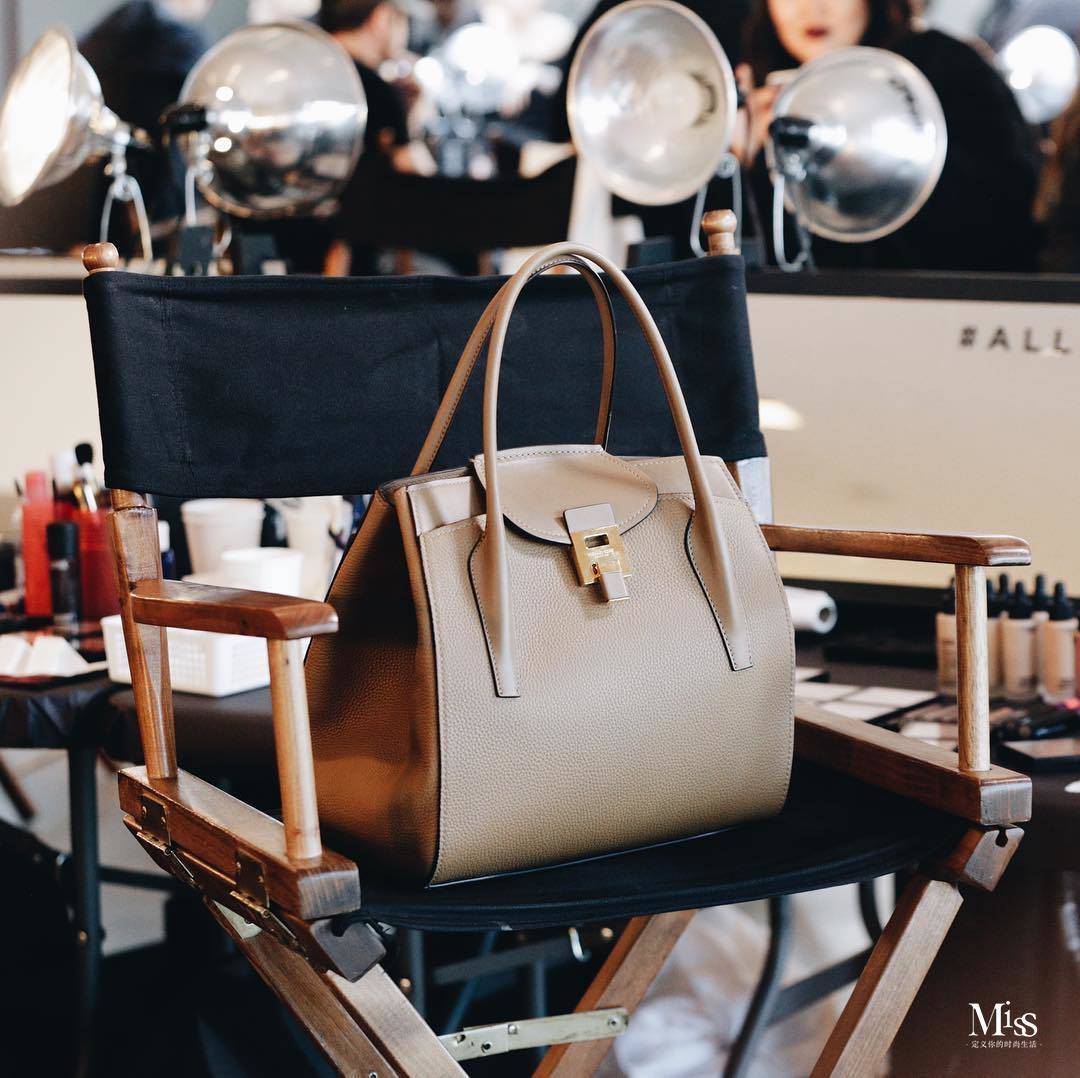 女人背包的姿态,姿态女生表情包