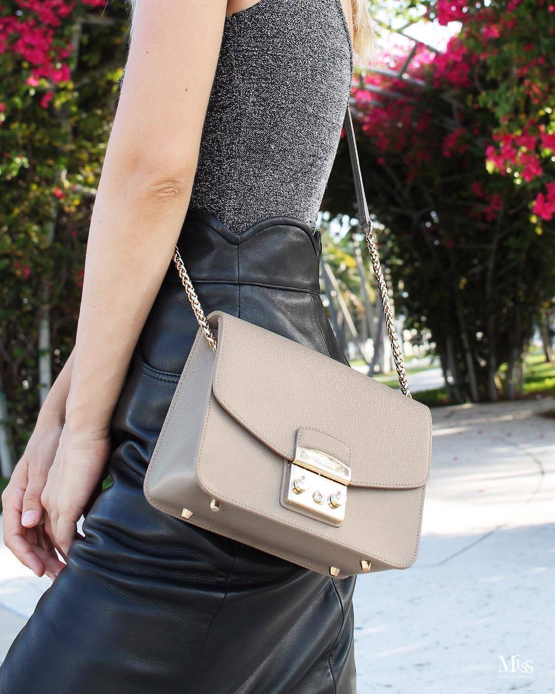 女人背包的姿态,姿态女生表情包