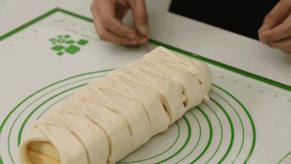 做出来的面包大部分都好看,这款面包真好吃做法简单造型别致