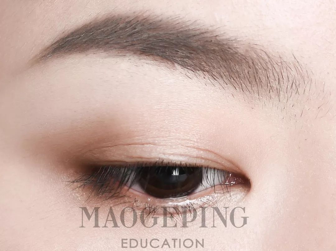 如何用眼影画整个眼妆,画完眼影上粉底