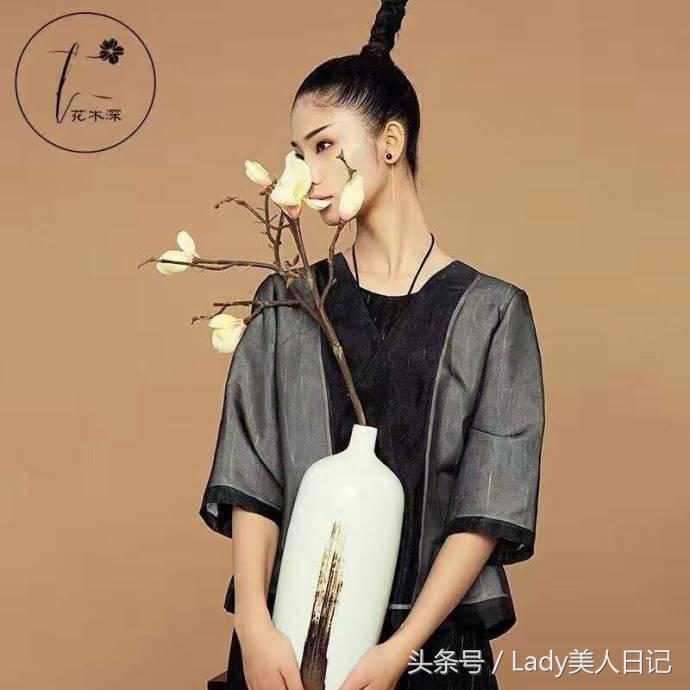 身陷纪凌尘出轨风波的超模王艺，穿搭丝毫没有小三气质，大气独特